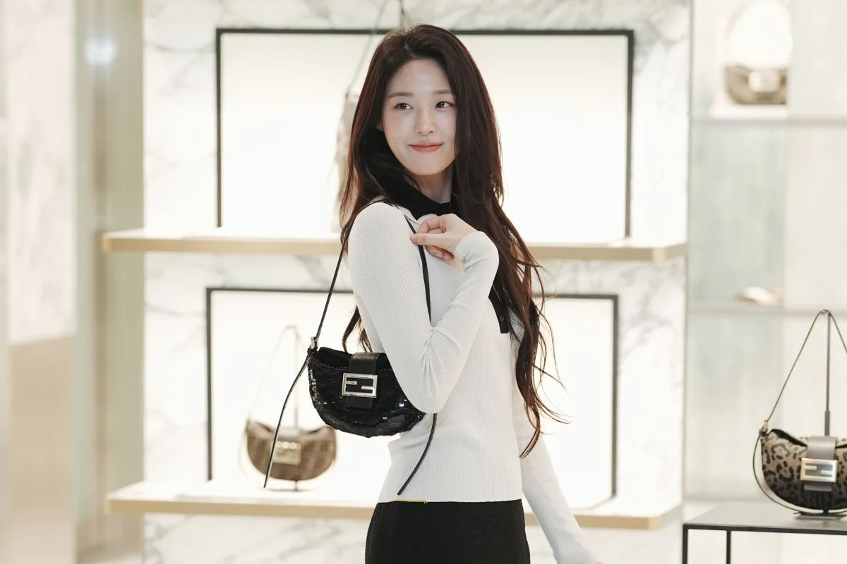 Fendi Croissant está de volta; confira inspirações para combinar a bolsa