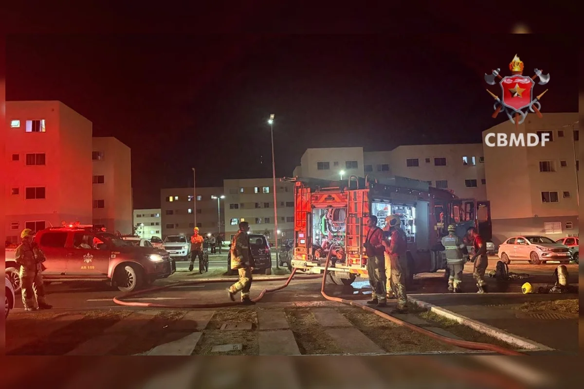 Bombeiros atuando em incêndio em apartamento no Itapoã