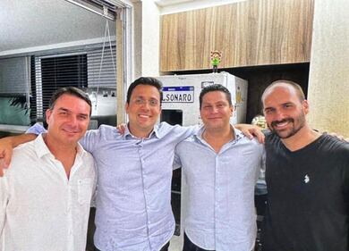Relógio de luxo e cobrança de R$ 1,4 milhão: mensagens revelam disputa entre Flávio Bolsonaro e ex-sócio