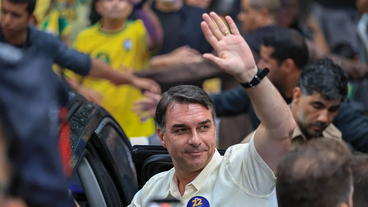 "Operação Alba": aliado de Trump explica qual é o plano com Flávio nos EUA