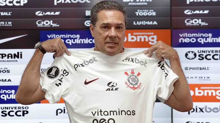 Luxemburgo considerou um erro a contratação de Seedorf. Agora o Corinthians quer contratá-lo para trabalhar com o holandês. E tentar evitar o rebaixamento