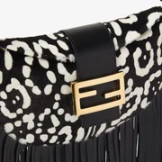 Fendi Croissant está de volta; confira inspirações para combinar a bolsa