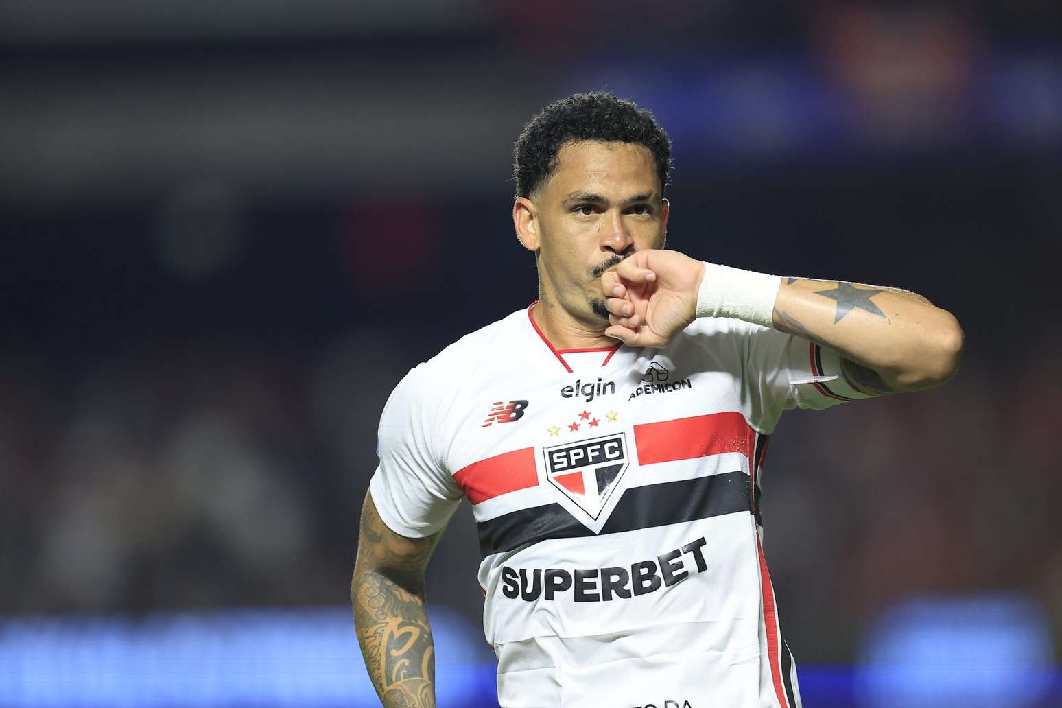 Luciano ao marcar pelo S&atilde;o Paulo contra o Santos no Brasileir&atilde;o 2026