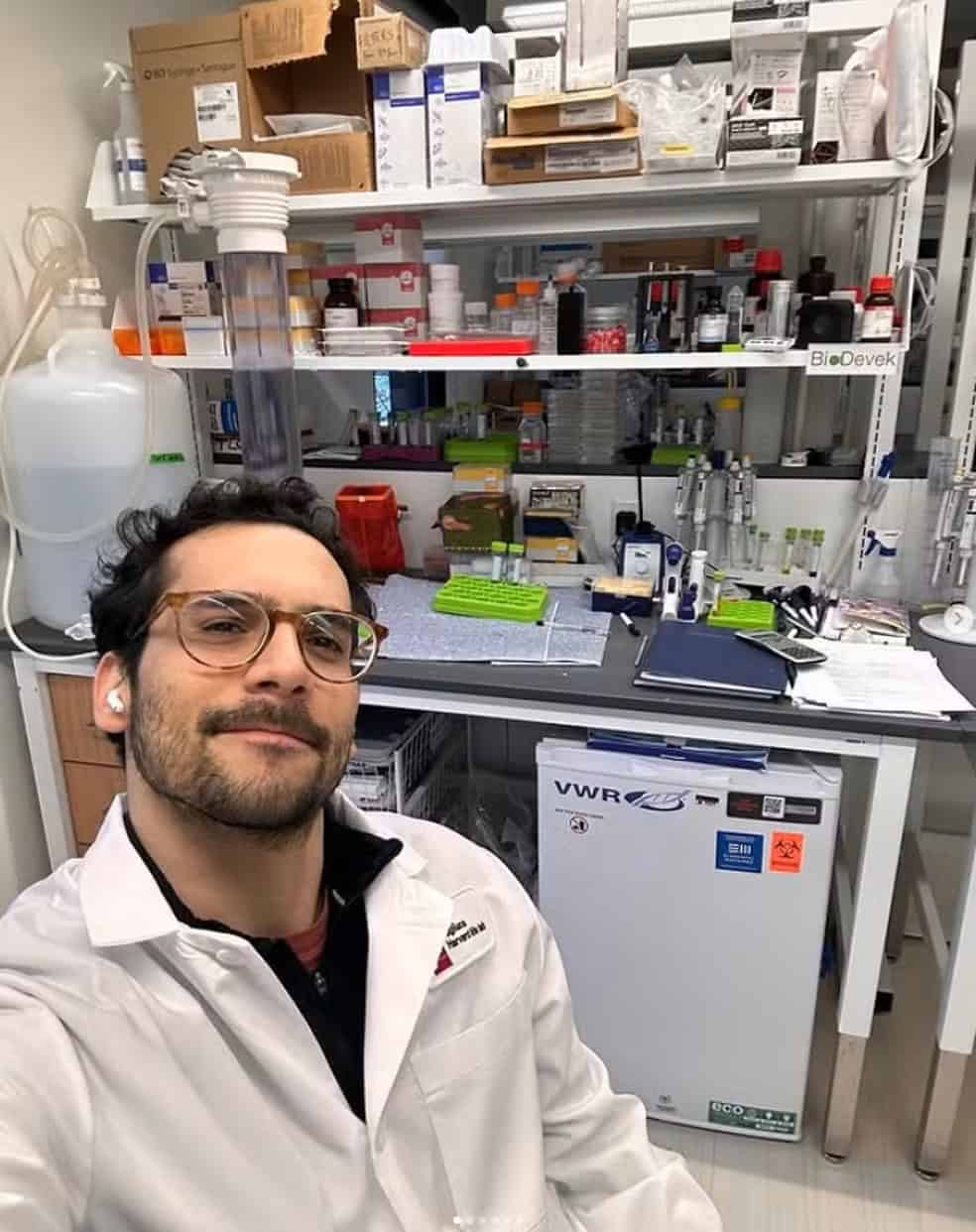 Daniel Dahis em seu laboratório
