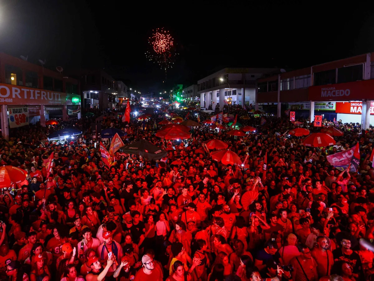 Eleitores de Lula entoam Hino Nacional em rua lotada na Asa Norte