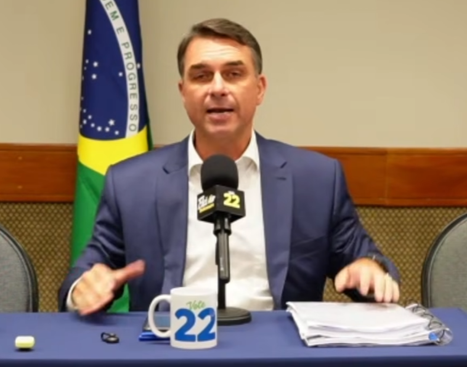 Flávio Bolsonaro (PL-RJ) durante live aberta nas redes sociais após cancelamento do debate da Globo