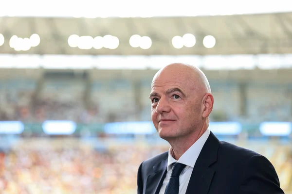 Presidente da Fifa é acusado de receber salário extra de R$ 8,8 milhões - destaque galeria