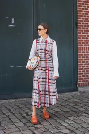 Fendi Croissant está de volta; confira inspirações para combinar a bolsa