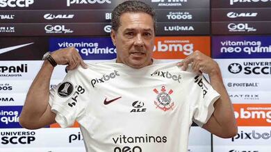Luxemburgo considerou um erro a contratação de Seedorf. Agora o Corinthians quer contratá-lo para trabalhar com o holandês. E tentar evitar o rebaixamento