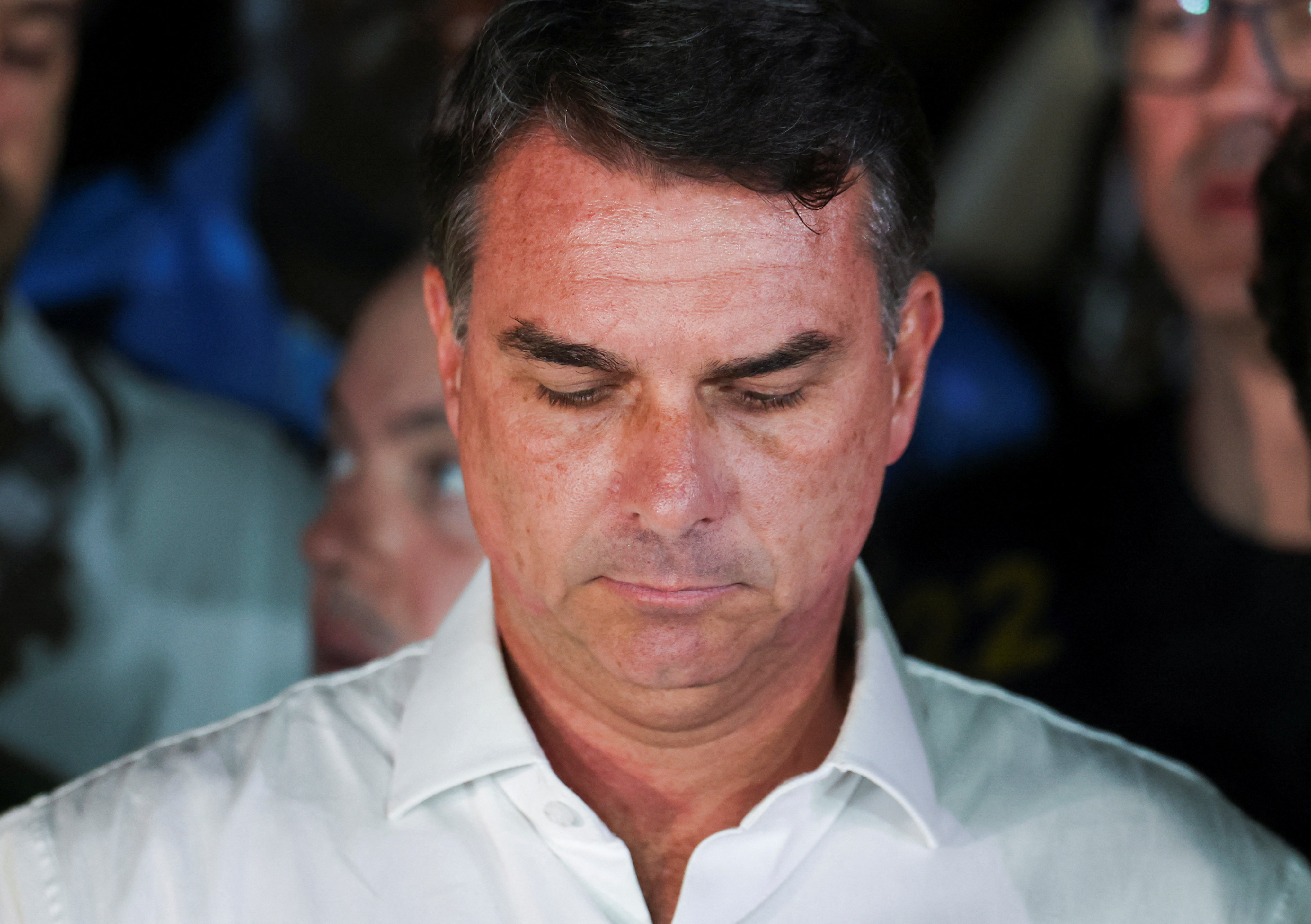 Flávio Bolsonaro tem 24 horas para entregar passaportes à PF após ordem de Moraes