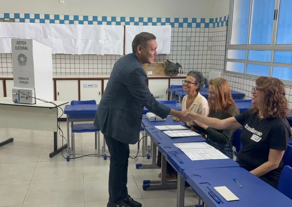Presidente do TSE, Kassio Nunes Marques vota no início das Eleições 2026