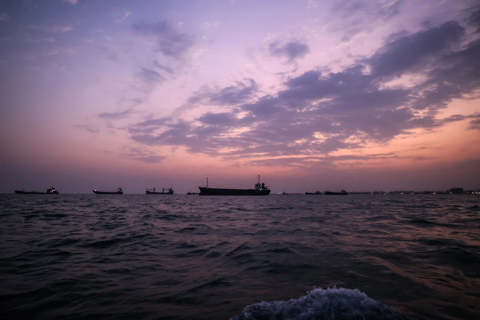 O petróleo sobe enquanto os traders avaliam as tensões no Golfo contra as fortes exportações do Oriente Médio