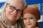 Mel Maia e Vera Holtz nos bastidores da novela Avenida Brasil