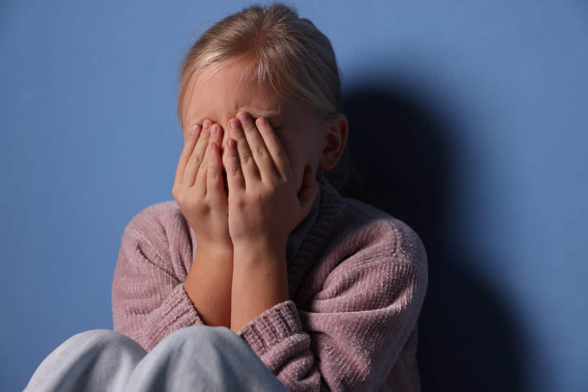 Imagens de abuso infantil geradas por IA crescem 40% em 2026