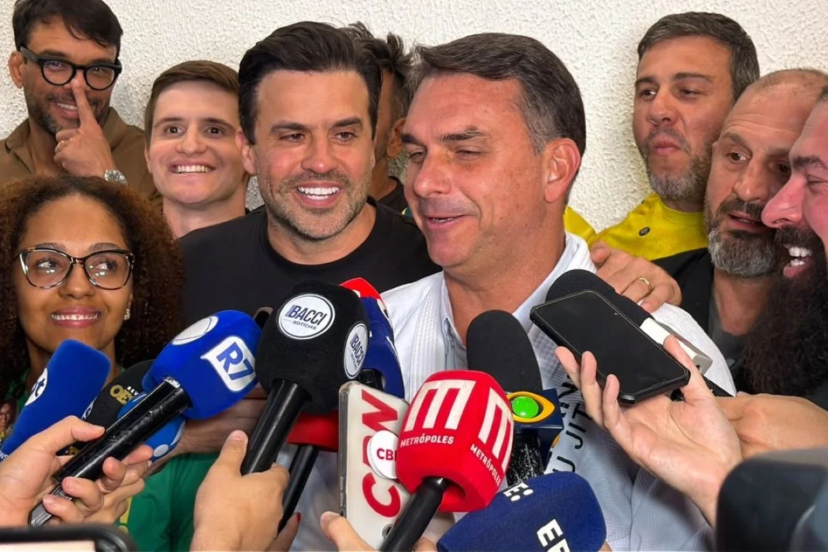 Imagens coloridas mostram Flávio Bolsonaro em coletiva de imprensa