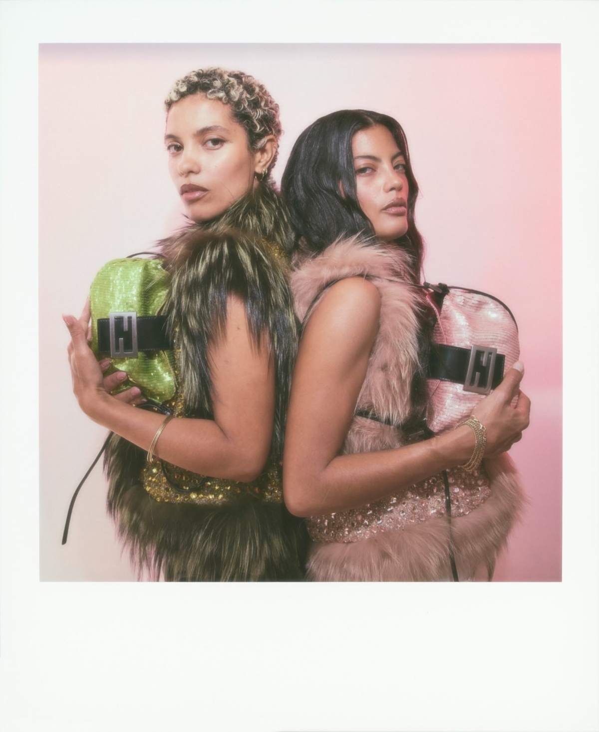 Fendi Croissant está de volta; confira inspirações para combinar a bolsa