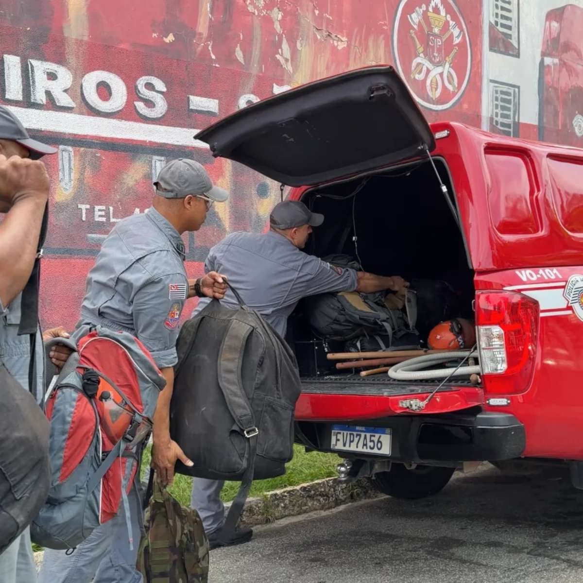 São Paulo envia 30 profissionais e 11 mil litros de retardante para combater incêndios no Amazonas