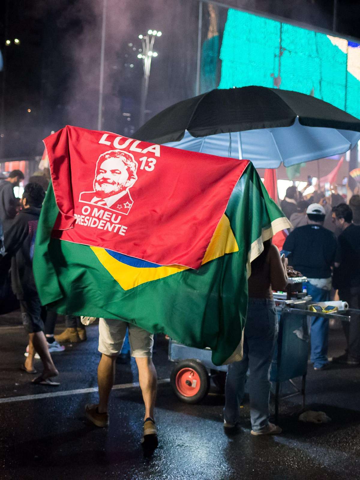 Apoiadores de Lula fazem festa na Avenida Paulista, em SP, após reeleição; veja fotos