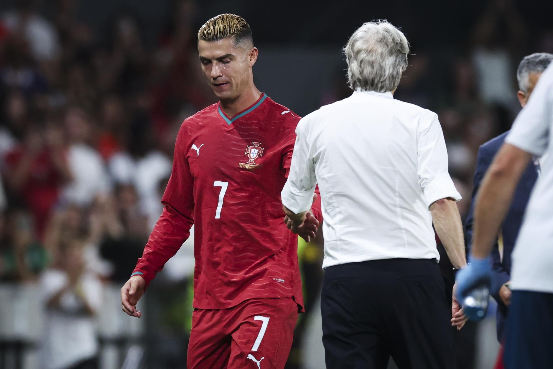 “Faltou com a palavra?” Jorge Jesus é questionado sobre CR7 e arranca com o carro; vídeo