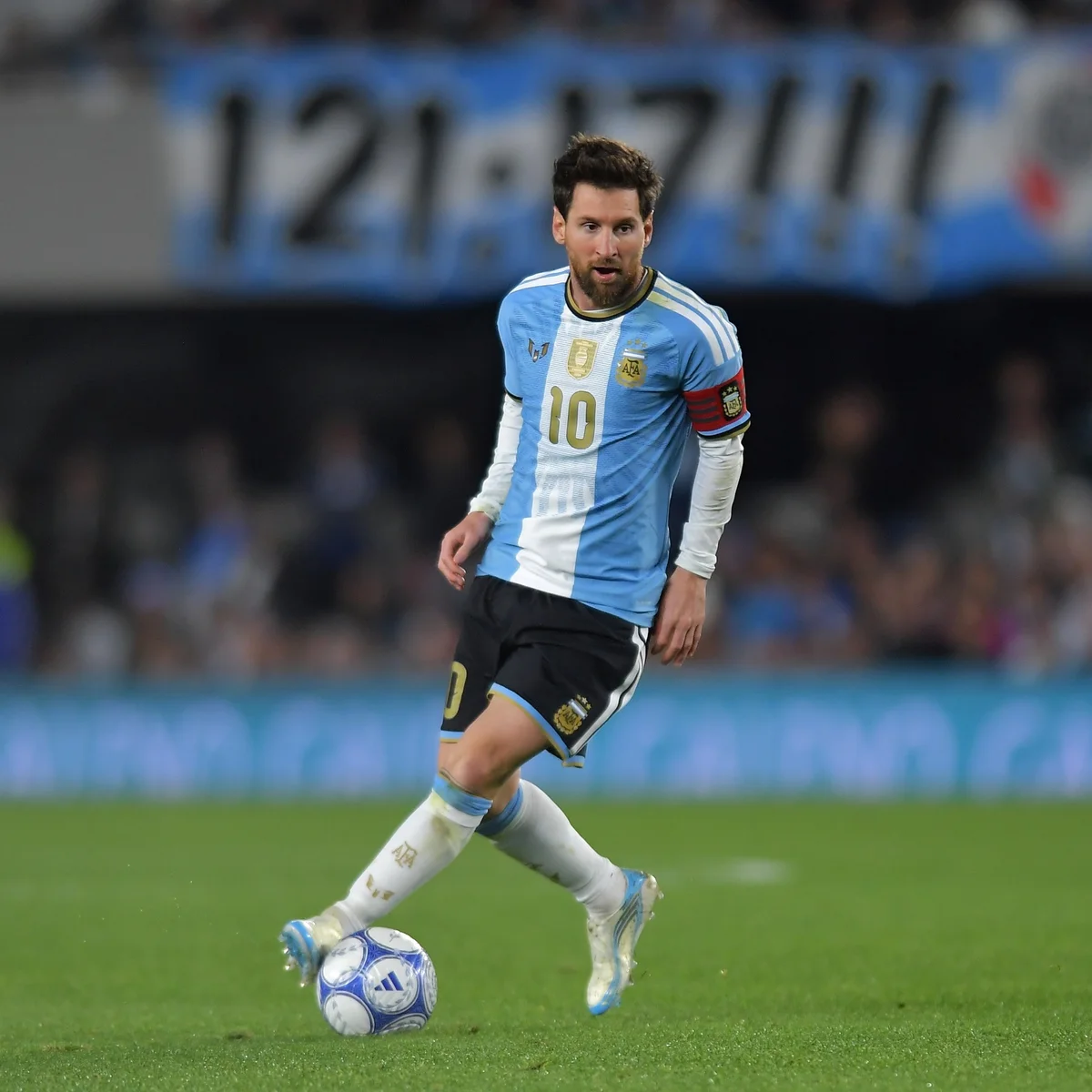 Em jogo de despedida, Messi marca de pênalti contra o Benin. Confira