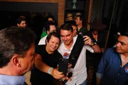 Flávio Bolsonaro recebe apoio de mais de 30 cantores sertanejos em Goiás