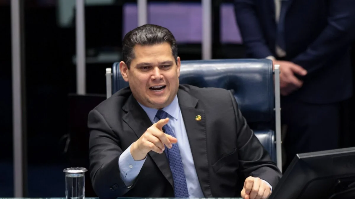 Alcolumbre sinaliza colocar fim da 6x1 em votação na próxima semana