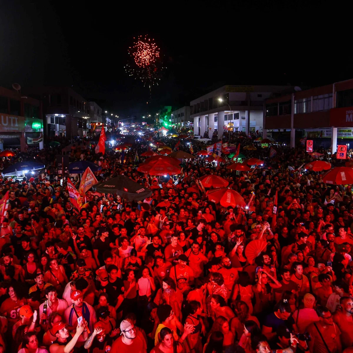 Eleitores de Lula entoam Hino Nacional em rua lotada na Asa Norte