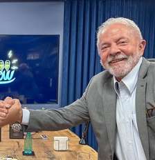 Lula com Igor Coelho na entrevista no 'Flow' às vésperas do 1º turno em 2022 Foto: Reprodução