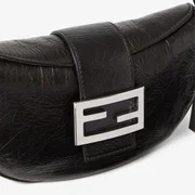 Fendi Croissant está de volta; confira inspirações para combinar a bolsa