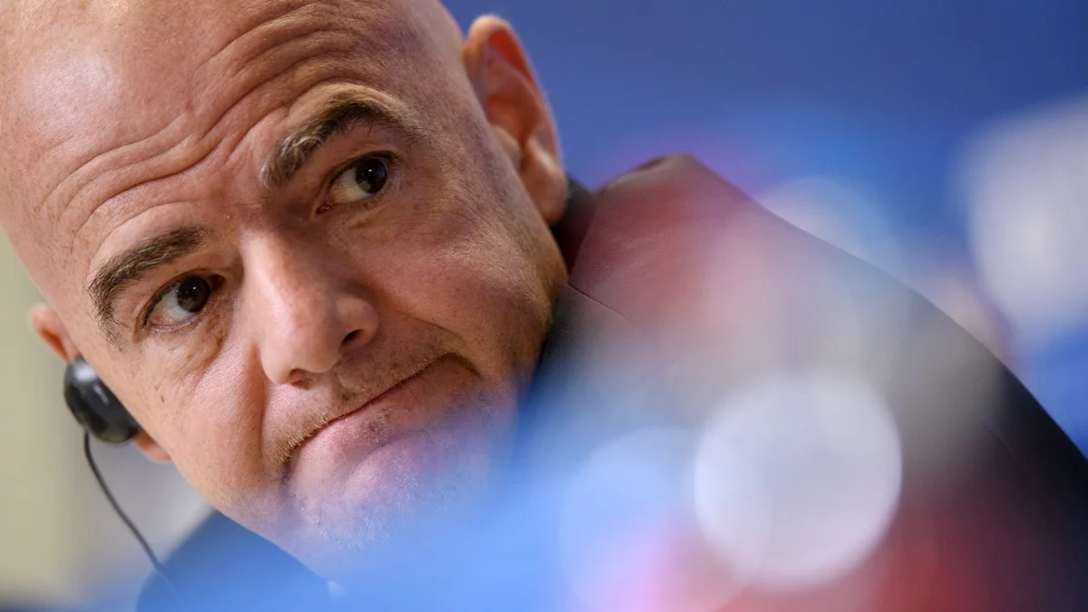 Presidente da Fifa é acusado de receber salário extra de R$ 8,8 milhões