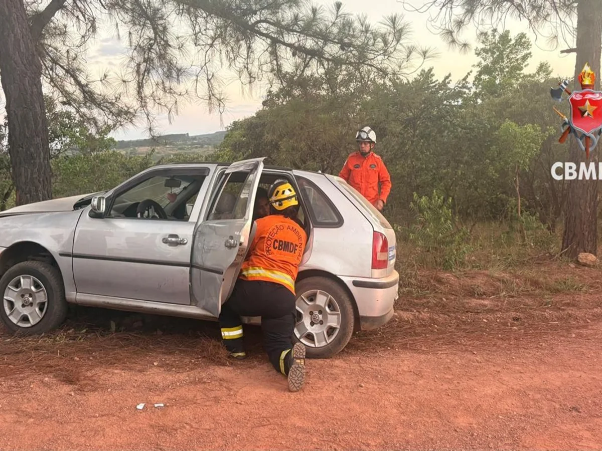 Carro bate em árvore e deixa pessoa gravemente ferida no DF
