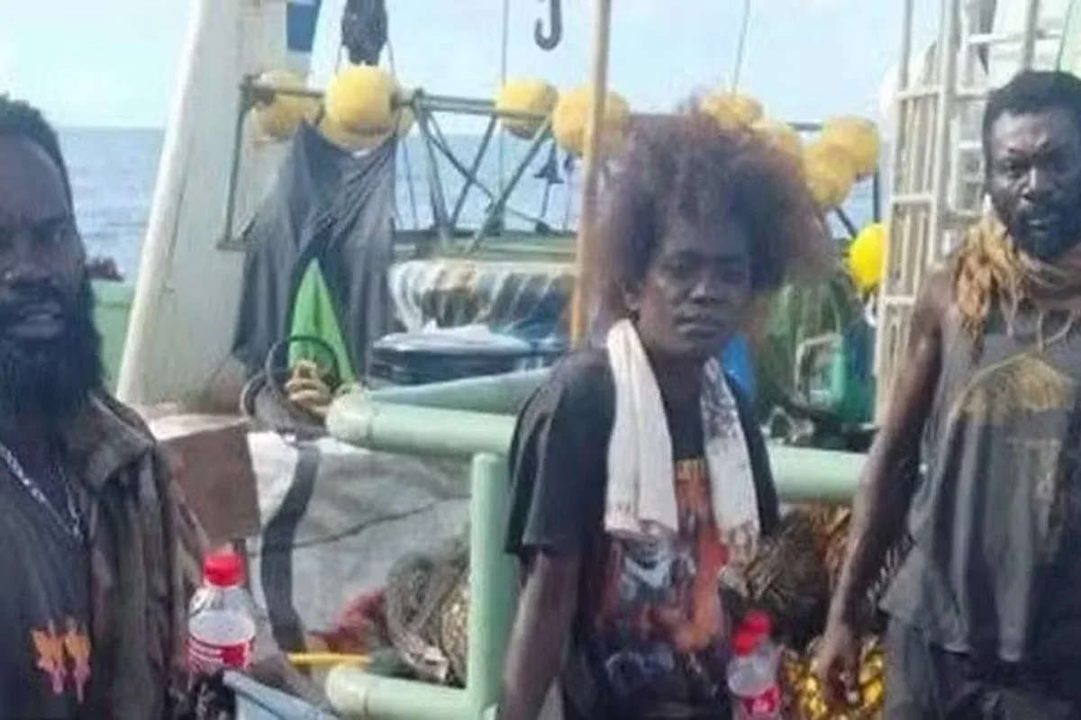 Trio é resgatado após ficar 70 dias à deriva no Oceano Pacífico
