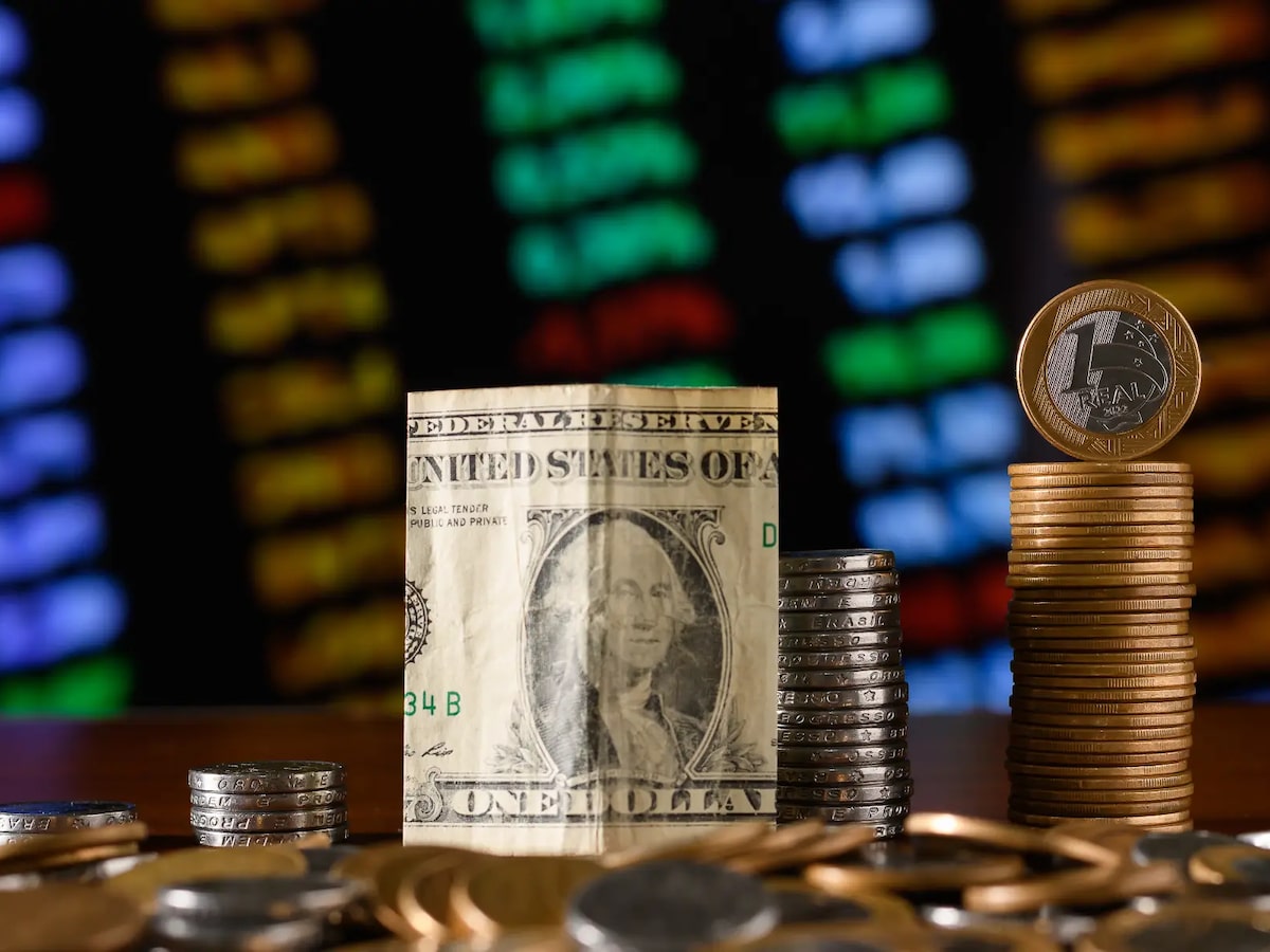 Após dia de recorde, Ibovespa fecha em queda, acima dos 205 mil pontos