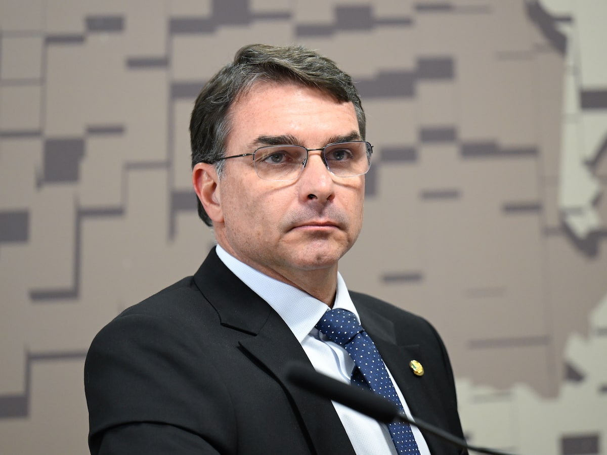 Flávio Bolsonaro pede ao STF que afaste de Dino de casos relacionados a ele, a Lula e às eleições