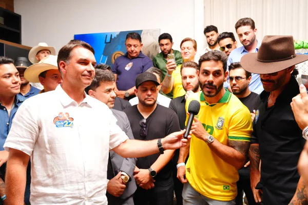 Gusttavo Lima pede a Flávio para manter ações sociais: “Próximo presidente” - destaque galeria