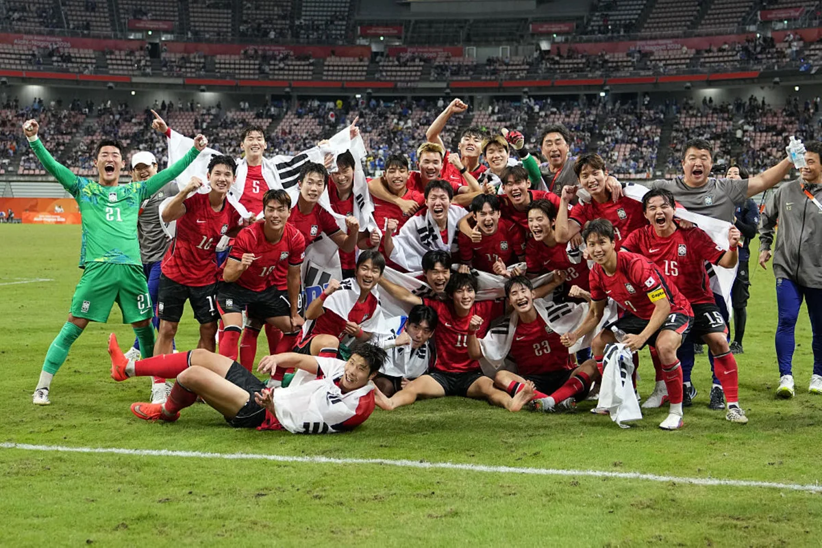 Imagem colorida da equipe da Coreia do Sul comemorando título- Metrópoles