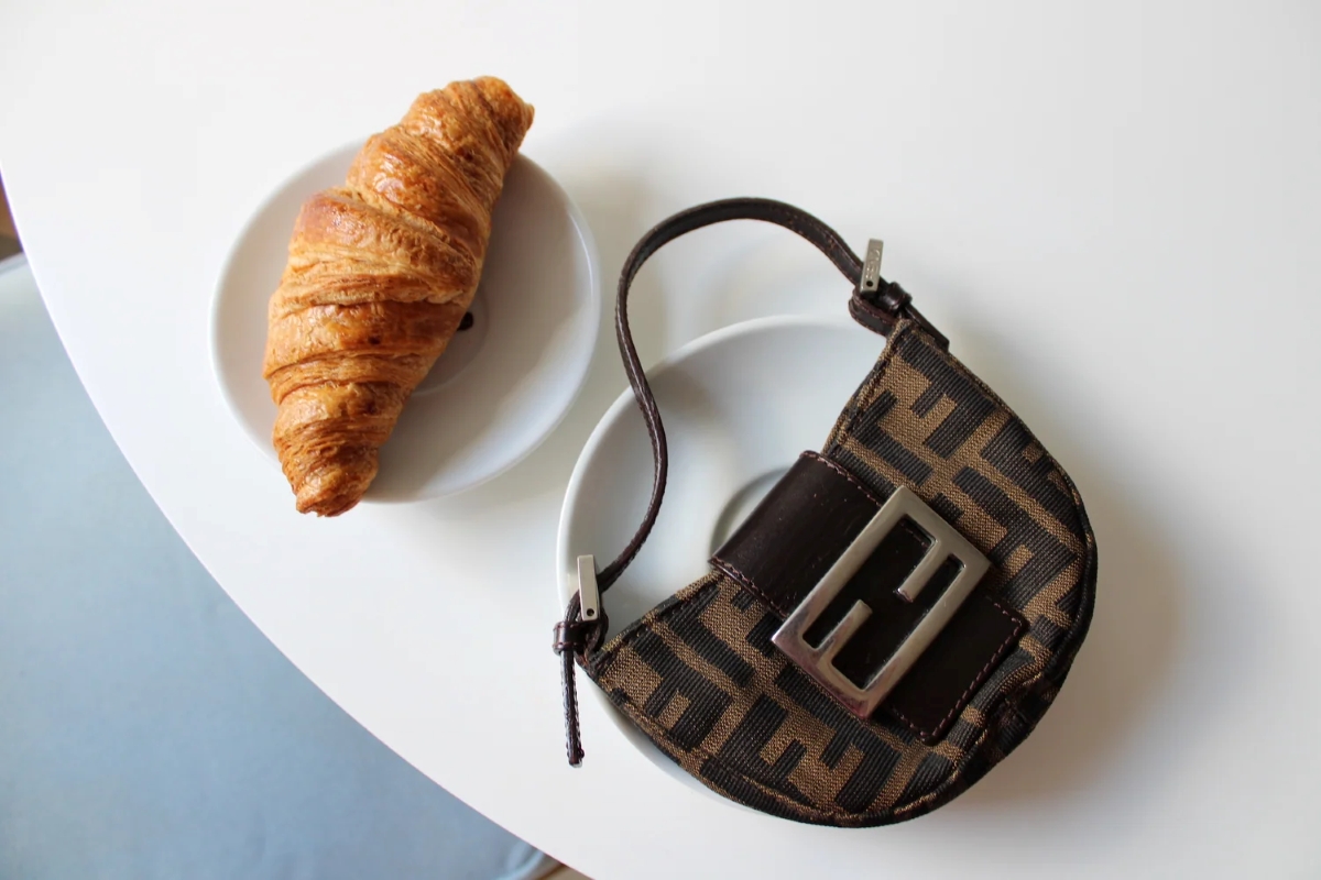 Fendi Croissant está de volta; confira inspirações para combinar a bolsa