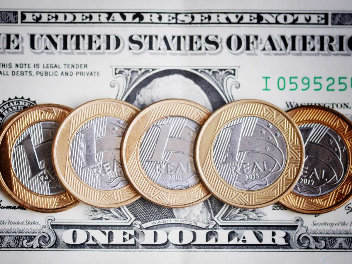 Bolsa tem 'circuit breaker' no início do pregão, dólar dispara a R$ 5,60 e Tesouro cancela leilões