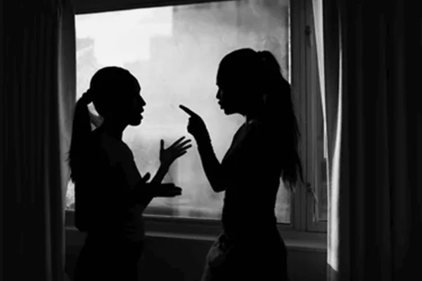 Mulher é condenada a 18 anos por tentar matar companheira durante separação