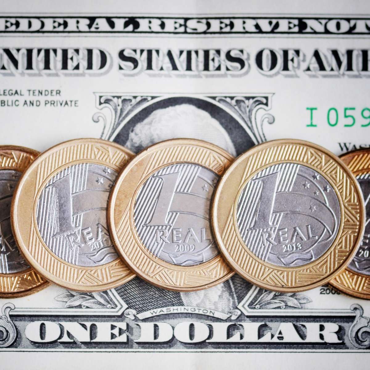Bolsa tem 'circuit breaker' no início do pregão, dólar dispara a R$ 5,60 e Tesouro cancela leilões