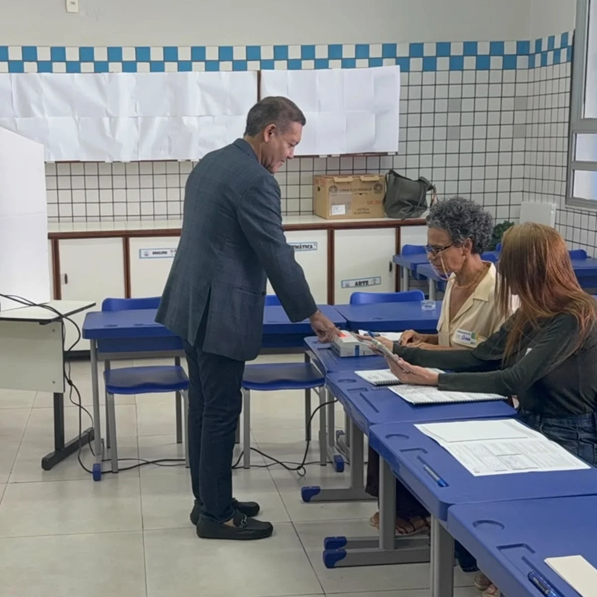 Presidente do TSE, Kassio Nunes Marques vota no início das Eleições 2026