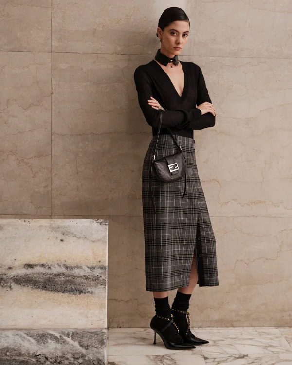 Fendi Croissant está de volta; confira inspirações para combinar a bolsa